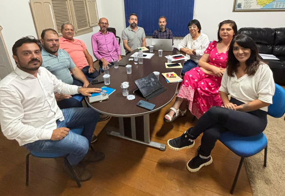 Vereadores se reúnem no recesso para discutir o anteprojeto do Regimento Interno.