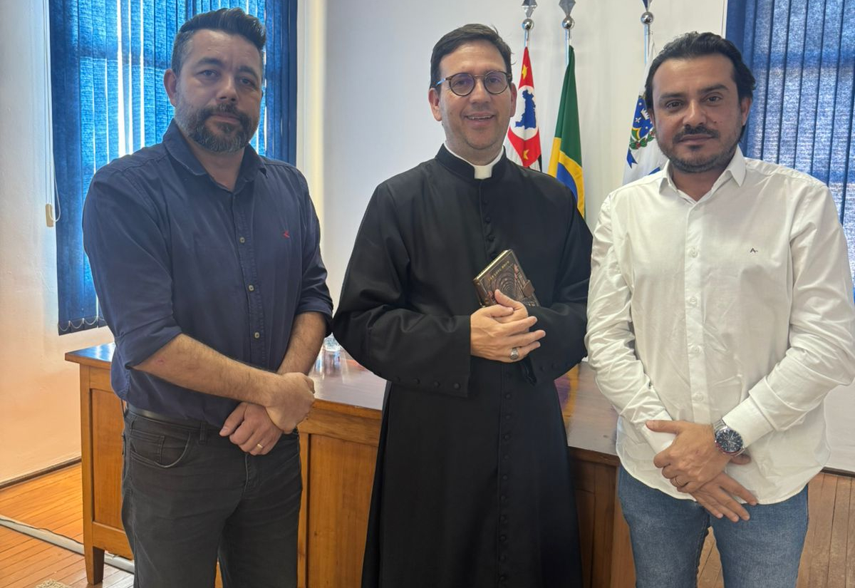 Presidente da Câmara e vereador recebem Padre Alex Carossi 