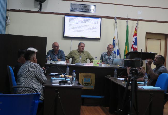 A DESTINAÇÃO DE SEIS SERVIDORES PARA A ESCOLA FELIPPE URTADO, MAS COM DEFASAGEM DE PESSOAL NA COZINHA DA INSTITUIÇÃO, A INSTALAÇÃO DE PORTA EM SALA DE AULA E A NECESSIDADE DE TONER PARA IMPRESSÃO DE PROVAS, DA MESMA ESCOLA, ESTIVERAM NA DISCUSSÃO DA 14ª S